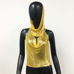 Détail d'un top en sequins métalliques dorés avec capuche et décolleté plongeant en V