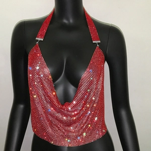 Dettaglio del top a canotta rosso con strass scintillanti e maglia metallica per feste