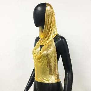 Détail d'un haut scintillant en maille métallique dorée à sequins sur un mannequin