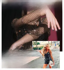 Dettaglio di un top a rete nero con strass e tessuto a maglia ad alta elasticità