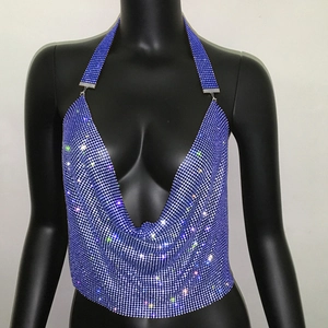Dettaglio del top a lupetto con strass blu che mostra il tessuto a rete metallica