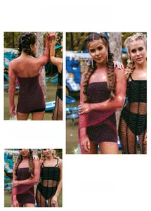 Dettaglio dell'abito corto in rete sexy con strass scintillanti in rosa e nero