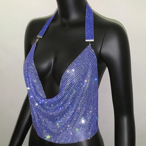 Dettaglio del canotta in maglia metallica con paillettes e scollo a V con strass