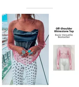 Dettaglio del top a rete rosa con scollo a barca e strass con texture trasparente