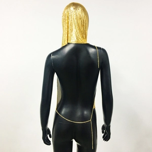 Détail de la capuche en maille métallique dorée et de la chaîne de corps au dos sur mannequin