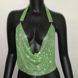 Dettaglio del top a lupetto verde smeraldo con strass glitterati e maglia metallica in V