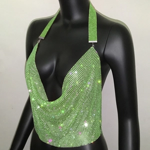 Dettaglio del top all'americana verde neon con paillettes in maglia metallica e strass