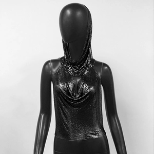 Détail du haut dos nu à sequins avec capuche montrant la texture en maille métallique