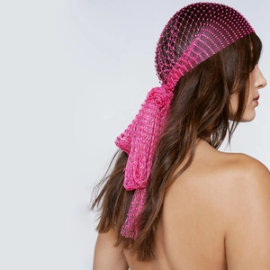 Détail d'un foulard en résille de perles rose rouge avec strass brillants et franges