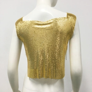 Détail de la texture métallique et du dos de ce débardeur doré à paillettes en maille
