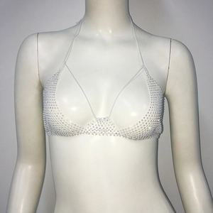 Détail macro du bralette blanc à strass avec maille métallique et cristaux étincelants