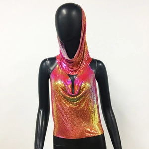 Détail d'un haut à paillettes dégradées roses avec capuche pour mode féminine