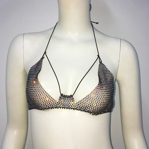 Détail macro du haut en résille sexy avec strass colorés et fines lanières noires