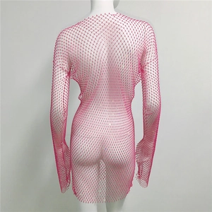 Dettaglio del vestito in rete fucsia con strass luccicanti e maniche lunghe