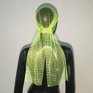 Détail macro du turban en maille strass vert fluo avec de longues pampilles