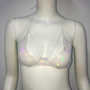 Détail macro des strass irisés sur le haut de bikini dos nu avec liens blancs à nouer
