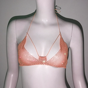 Vue détaillée d'un haut de bikini en strass orange chair brillant avec chaînes en métal