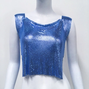 Détail du tissu en maille à paillettes métalliques bleues sur un haut court sans manches