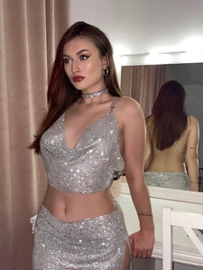 Completo 3 pezzi con paillettes argento: top a V, gonna con spacco e girocollo abbinato
