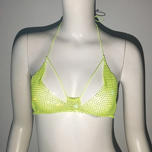 Gros plan sur le haut de bikini résille vert néon avec strass brillants et dos nu sexy