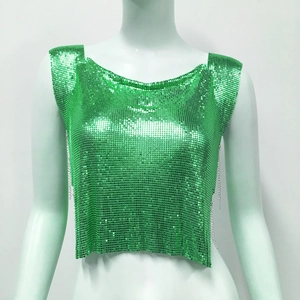 Détail du haut court à paillettes vert fluo montrant la texture métallique réfléchissante