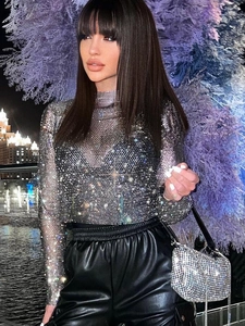 Top a maniche lunghe in rete scintillante con strass argentati da donna per feste eleganti