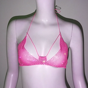 Vue détaillée du haut licou rose à strass avec mesh scintillant et dos lacé
