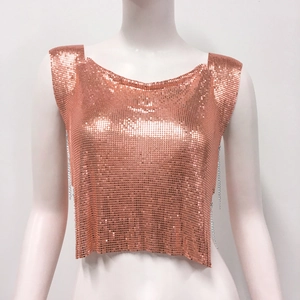 Détail du haut court à paillettes or rose avec chaînes latérales pour les festivals