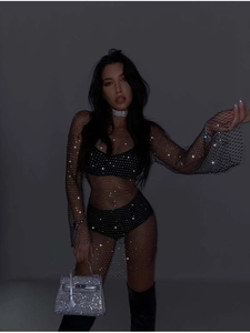 Abito sexy in rete nera con strass a maniche lunghe e design a rete trasparente