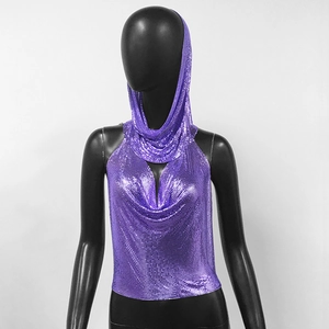 Détail du tissu à paillettes métalliques mauves sur un haut à capuche licou