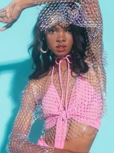 Abito a rete con strass scintillanti sopra un top rosa per un look da spiaggia trendy