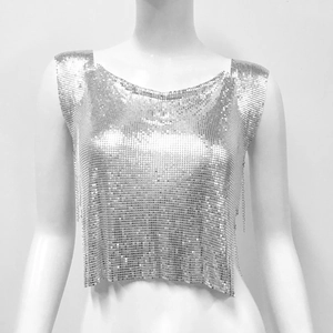 Détail du crop top à paillettes métalliques argentées avec tissage à mailles fines