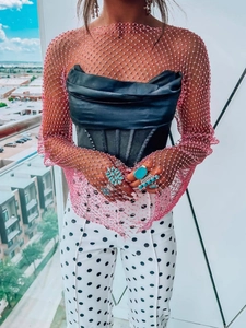 Top a rete rosa con strass, gioielli turchesi e pantaloni a pois alla moda donna