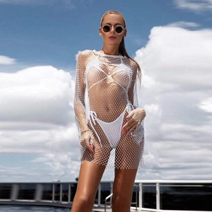 Détails de la robe de plage en maille blanche sur un bikini par une journée ensoleillée