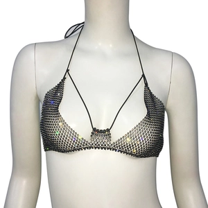 Haut sexy en maille à strass noirs pour soirées et plage sur un mannequin blanc