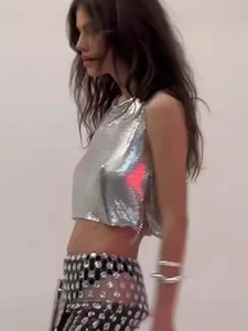 Ensemble festival pour femme avec crop top à paillettes argentées et pantalon strass