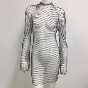 Détails de strass scintillants sur tissu résille noir pour robe de soirée chic
