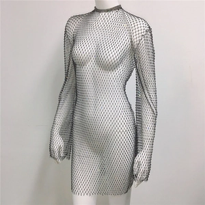 Détail de la robe résille noire à strass montrant les cristaux étincelants sur la maille