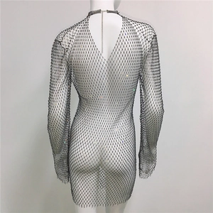 Détails de la robe en maille résille noire avec strass brillants et chaîne en métal