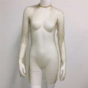 Détail de la robe en maille strassée dorée montrant les cristaux et la texture filet