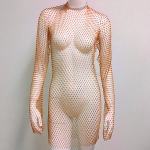 Détail d'une robe en tulle transparent ornée de strass orange et tissu extensible