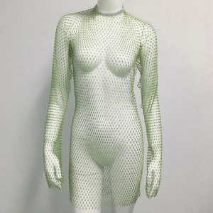 Détail de la tunique en résille vert clair avec strass fins et col rond perlé scintillant