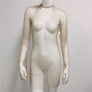 Détail d'une robe en résille dorée avec des strass étincelants et des manches longues sur mannequin