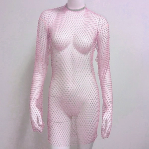 Détail de robe en résille rose avec strass brillants et encolure ornée de cristaux