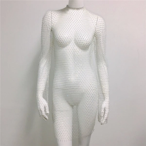 Gros plan sur une robe en résille blanche ornée de strass brillants et col montant