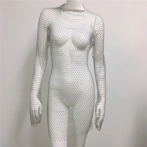Détail de strass étincelants sur robe de plage en maille transparente à manches longues