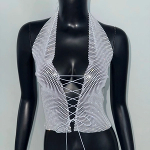 Détail du haut licou en résille de strass argenté avec col en V profond et lacets