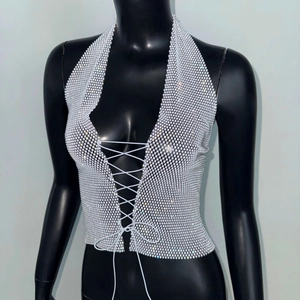 Détail du haut en maille strassée blanche avec laçage frontal sur un mannequin noir