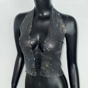 Détails du haut dos nu avec strass argentés étincelants et laçage frontal pour un look chic