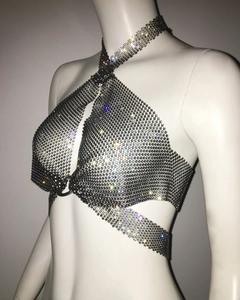 Dettaglio del top a rete argento con strass colorati e anelli metallici incrociati